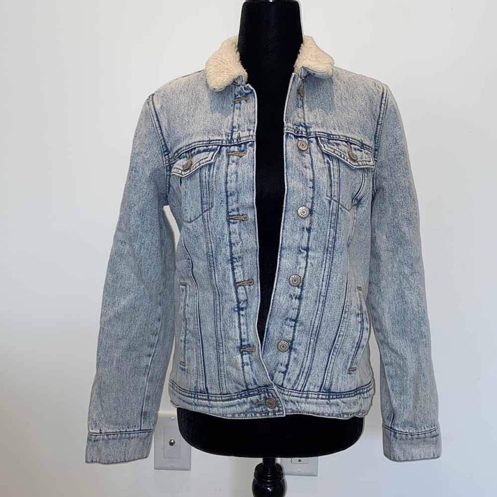 Old Navy denim jacket with faux fur lining, size small.